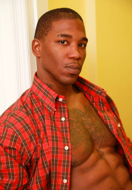 Der schwarze Bodybuilder Mr. Marvel zieht sich aus und zeigt seinen Hintern