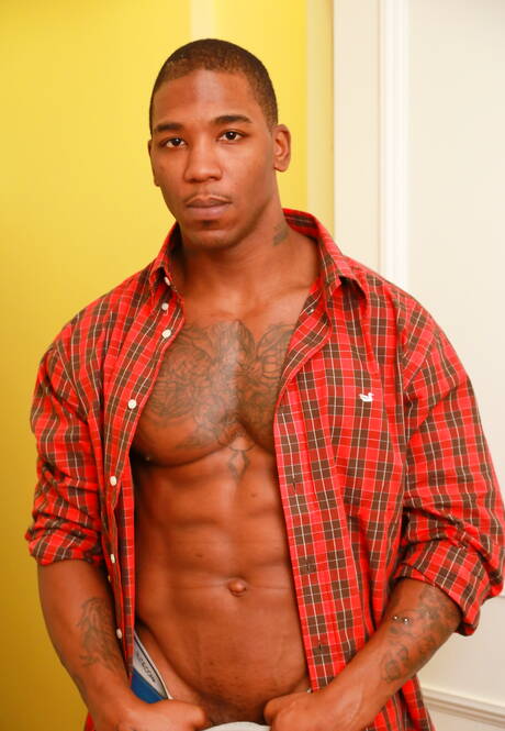 Der schwarze Bodybuilder Mr. Marvel zieht sich aus und zeigt seinen Hintern