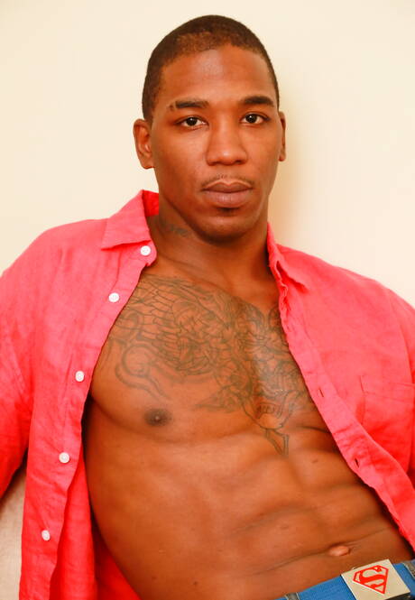 Der schwarze Bodybuilder Mr. Marvel zieht sich aus und zeigt seinen Hintern