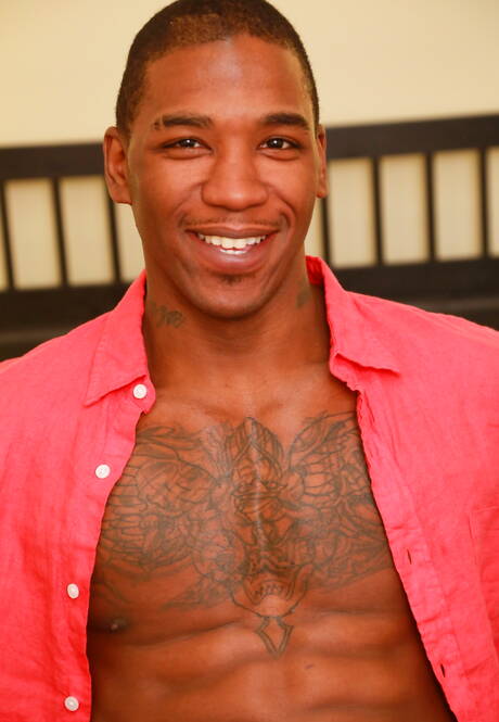 Der schwarze Bodybuilder Mr. Marvel zieht sich aus und zeigt seinen Hintern