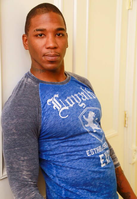 Der schwarze Bodybuilder Mr. Marvel zieht sich aus und zeigt seinen Hintern