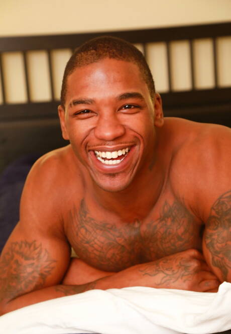 Der schwarze Bodybuilder Mr. Marvel zieht sich aus und zeigt seinen Hintern