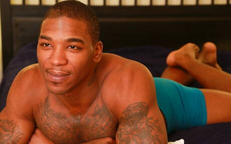 Der schwarze Bodybuilder Mr. Marvel zieht sich aus und zeigt seinen Hintern