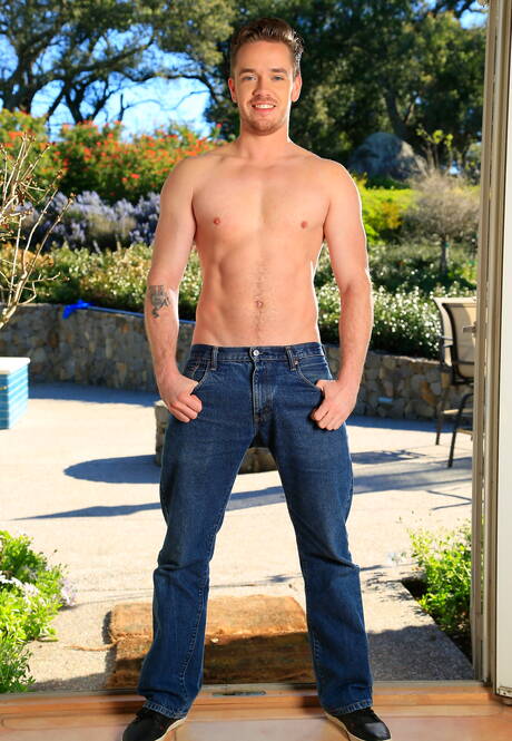 American strongman Lucas Knight and well-built Max King in hot homosexual action outdoor