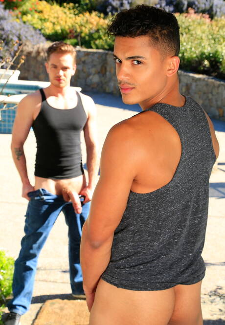 American strongman Lucas Knight and well-built Max King in hot homosexual action outdoor