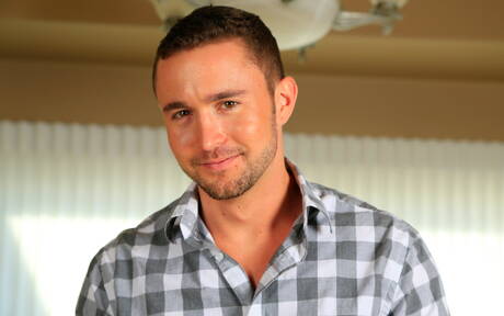 Der amerikanische Superhengst Colt Rivers und der Superhengst Jeremiah Dean ficken nach dem Saugen in den Arsch