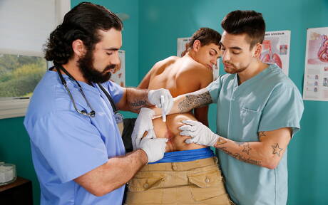 Die geilen Kumpels Johnny Torque, Kevin Summers und Jaxton Wheeler haben einen guten Dreier-Sex