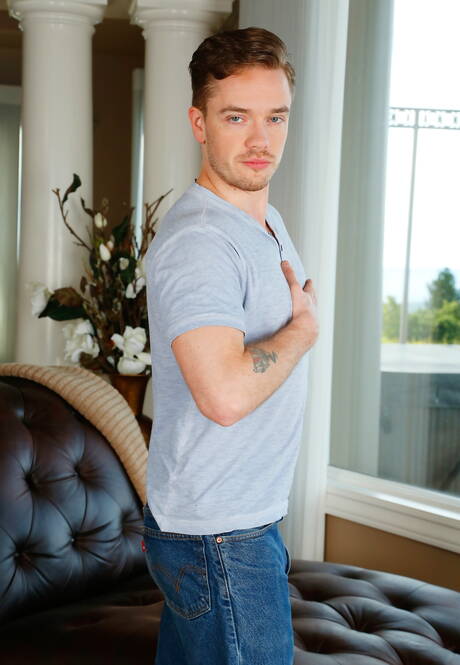 De Amerikaanse sterke man Lucas Knight en sterke man Arad hebben goede orale seks