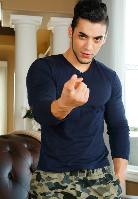 Next Door Studios: American strongman Lucas Knight and strongman Arad have a good oral sex