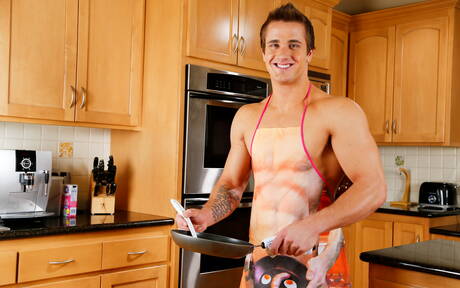 Superhengst Noah Storm posiert nackt und zeigt seinen Hintern in der Küche