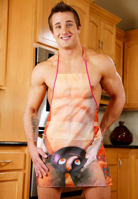 Superhengst Noah Storm posiert nackt und zeigt seinen Hintern in der Küche