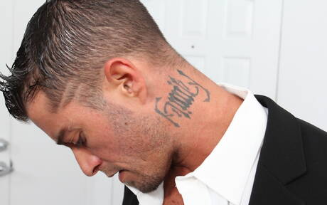 Il ragazzo husky americano Cody Cummings mostra un corpo bellissimo