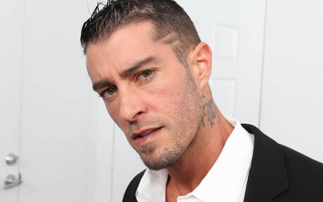 Il ragazzo husky americano Cody Cummings mostra un corpo bellissimo