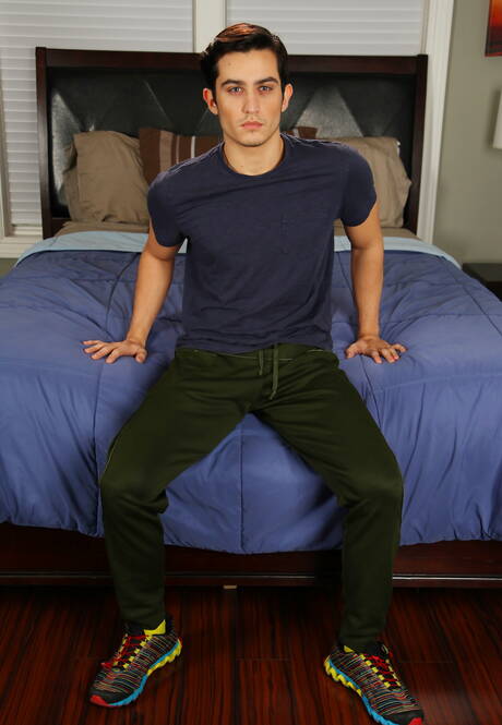 Les garçons sexy Tyler Morgan, Derrick Dime et Jacob Ladder se sucent et se baisent