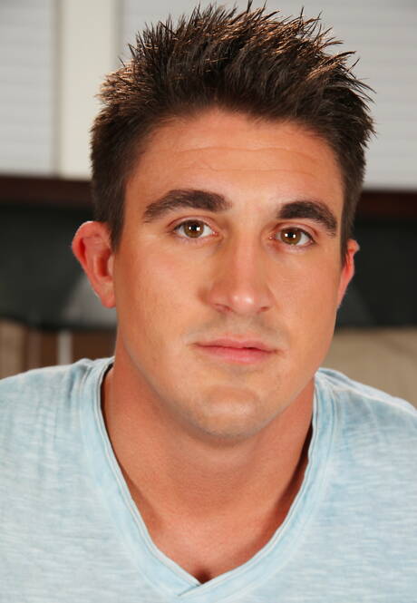 Les garçons sexy Tyler Morgan, Derrick Dime et Jacob Ladder se sucent et se baisent