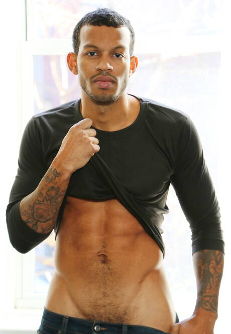 Czarnoskóry, dobrze zbudowany Mike Mann prezentuje idealne ciało