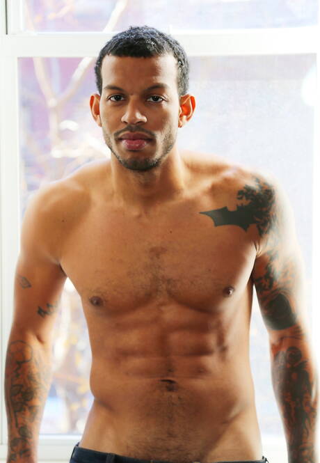 Czarnoskóry, dobrze zbudowany Mike Mann prezentuje idealne ciało