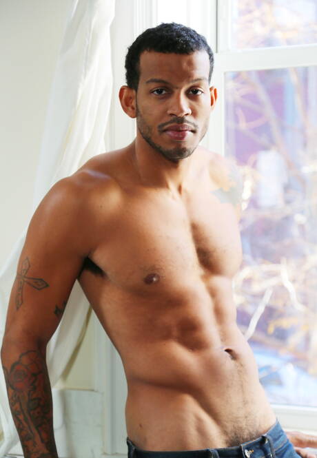 Czarnoskóry, dobrze zbudowany Mike Mann prezentuje idealne ciało