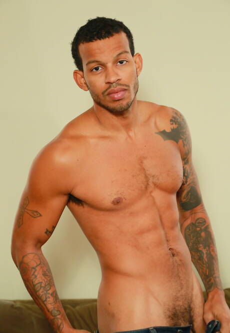 Czarnoskóry, dobrze zbudowany Mike Mann prezentuje idealne ciało