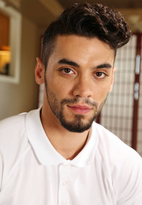 Der kräftige Arad und der amerikanische Muskelprotz Owen Michaels ficken sich in den Arsch, nachdem sie einen Schwanz gelutscht haben