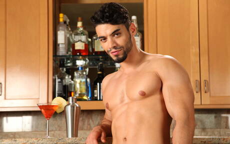 Sterke man Arad en de knappe Amerikaanse Pierce Hartman neukten elkaar in de keuken