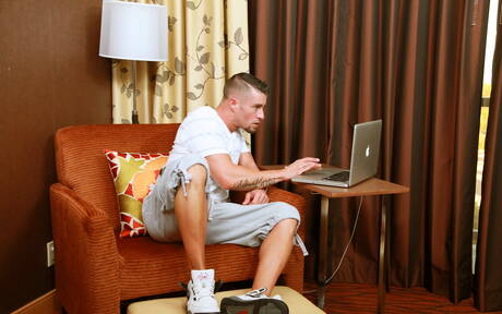 Il muscoloso americano Cody Cummings si masturba il cazzo