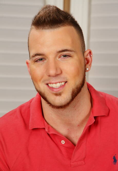 Husky guy Chris Noxx get naked and showing tight ass