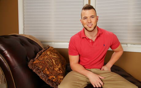 Husky guy Chris Noxx get naked and showing tight ass