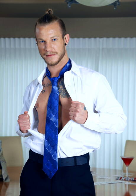 Jaxon, Ashton, Arad y Owen tatuados posando y mostrando culo y polla grande