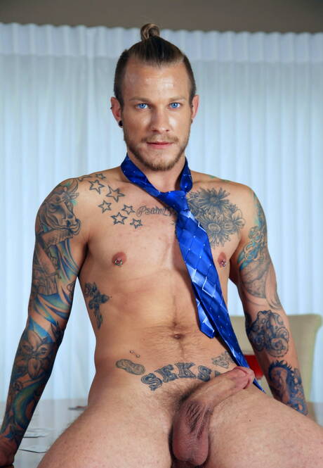 Jaxon, Ashton, Arad y Owen tatuados posando y mostrando culo y polla grande