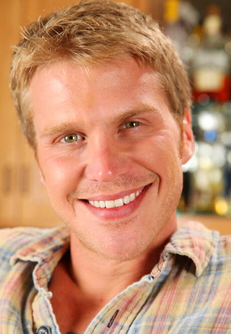 Il bel John Stone si spoglia e mostra il suo sedere sodo in cucina