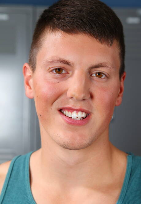 El supersemental Troy Clark se desnuda y muestra su trasero caliente