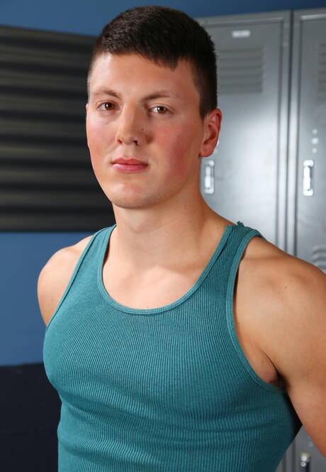 El supersemental Troy Clark se desnuda y muestra su trasero caliente