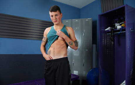 El supersemental Troy Clark se desnuda y muestra su trasero caliente