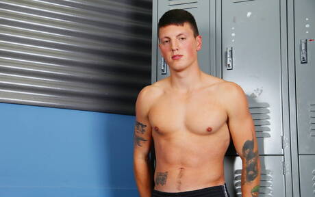 El supersemental Troy Clark se desnuda y muestra su trasero caliente