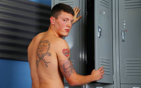 El supersemental Troy Clark se desnuda y muestra su trasero caliente