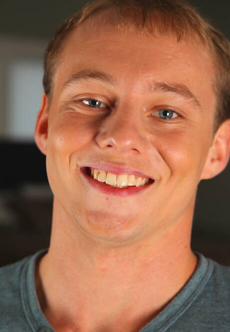 Next Door Studios: 미국 육감의 마키 모어와 조니 C가 주먹질을 포함한 격렬한 항문 섹스를 선보입니다.