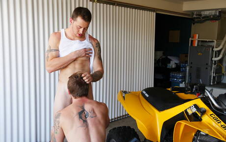 Knappe Amerikaanse jongens, gespierde Mark Long en knappe jongen Sean Blue neuken kont na buiten te hebben gepijpt