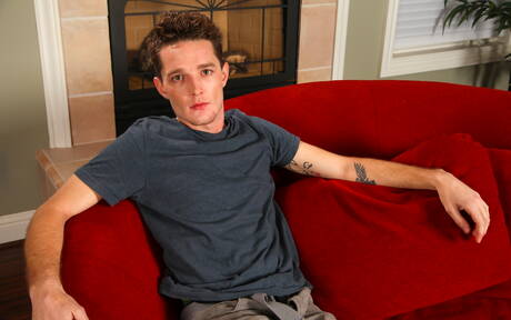 Ładny Logan Hanes rozbiera się i pokazuje tyłek