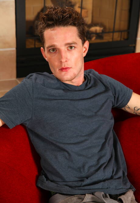 Ładny Logan Hanes rozbiera się i pokazuje tyłek