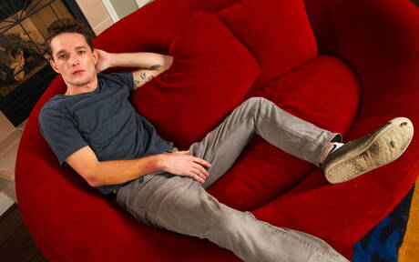 Ładny Logan Hanes rozbiera się i pokazuje tyłek