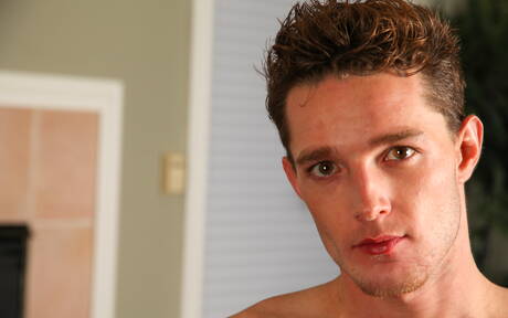 Ładny Logan Hanes rozbiera się i pokazuje tyłek