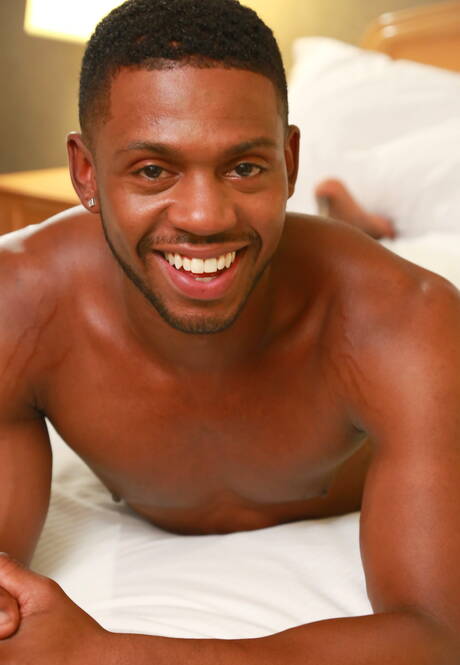 Der schwarze Superhengst Krave Moore und der Superhengst Red A in einer Szene mit interracialem Schwanzlutschen