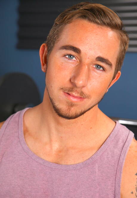 Bodybuilder Chris B kleedt zich uit en laat zijn hete kont zien