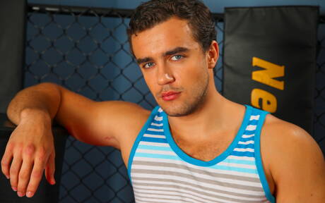 Czeski ogier Jason Clark rozbiera się i pokazuje ciasny tyłek