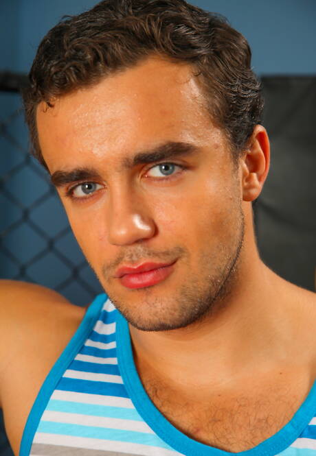 Czeski ogier Jason Clark rozbiera się i pokazuje ciasny tyłek