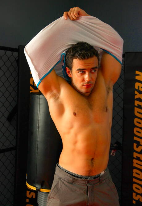 Czeski ogier Jason Clark rozbiera się i pokazuje ciasny tyłek