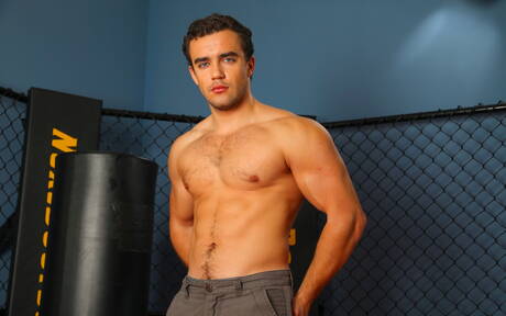 Czeski ogier Jason Clark rozbiera się i pokazuje ciasny tyłek