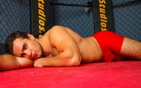 Czeski ogier Jason Clark rozbiera się i pokazuje ciasny tyłek