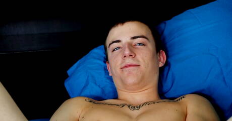 O bonitão Lance B brincando com um pau